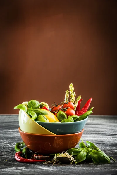 Свежие овощи в миске — стоковое фото