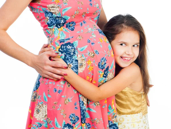 Kleines Mädchen umarmt Bauch — Stockfoto