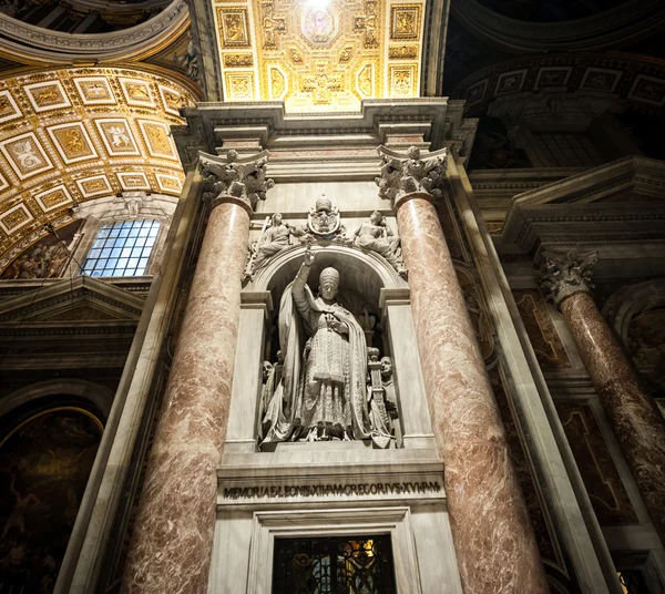 Basílica de San Pedro en el Vaticano por dentro — Foto de Stock