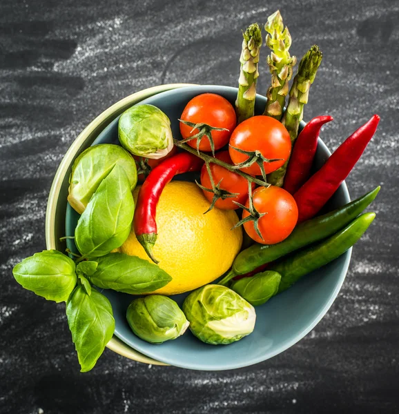 Verduras frescas en un tazón — Foto de Stock