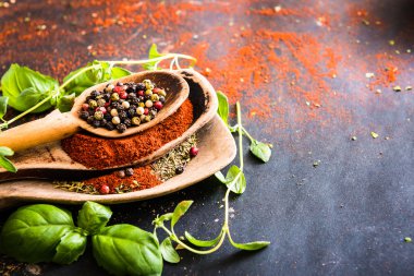 tahta kaşıklar baharat ve otlar ile