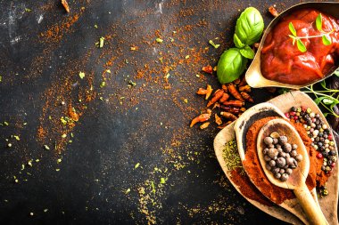 Tahta kaşıklar baharat ve domates sosu ile