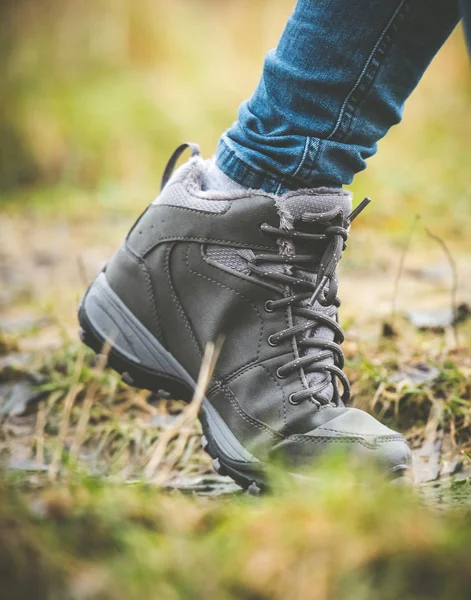 Chaussures dans une forêt — Photo