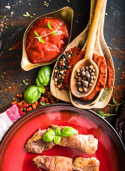 Мясо на гриле с томатным соусом и специями — стоковое фото