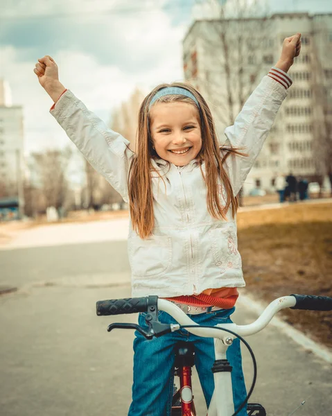 Liten flicka på cykel — Stockfoto