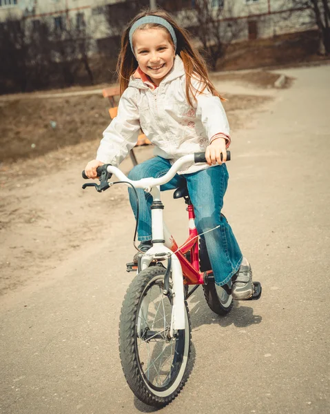 Bambina su una bicicletta — Foto Stock