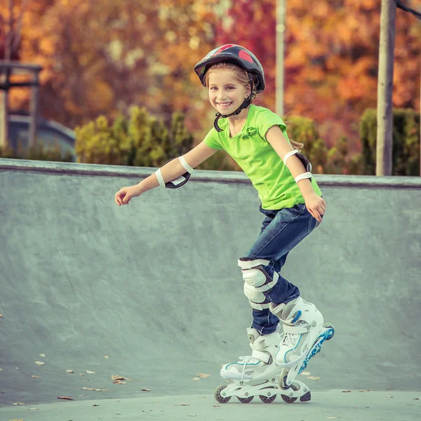 Klein meisje op rolschaatsen — Stockfoto