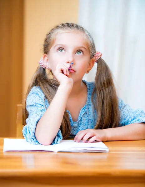 Söt liten flicka som studerar — Stockfoto