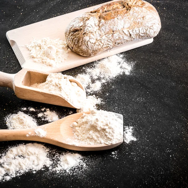 Bread and  flour — Stock Photo, Image