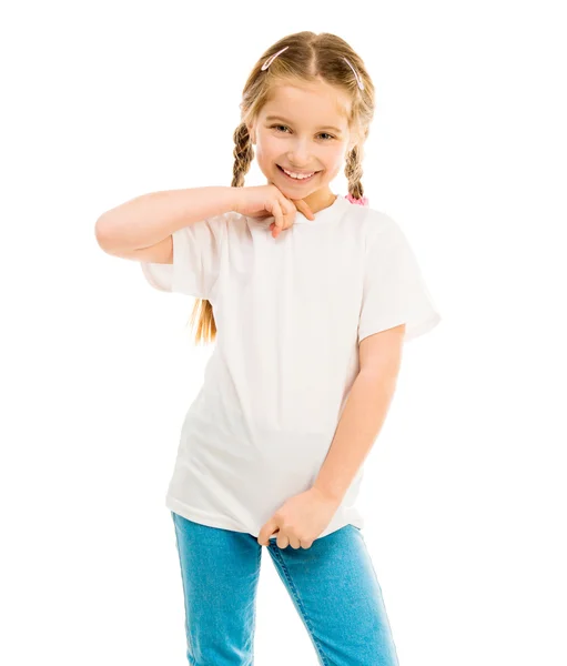 Милая маленькая девочка в белой футболке и синих джинсах — стоковое фото