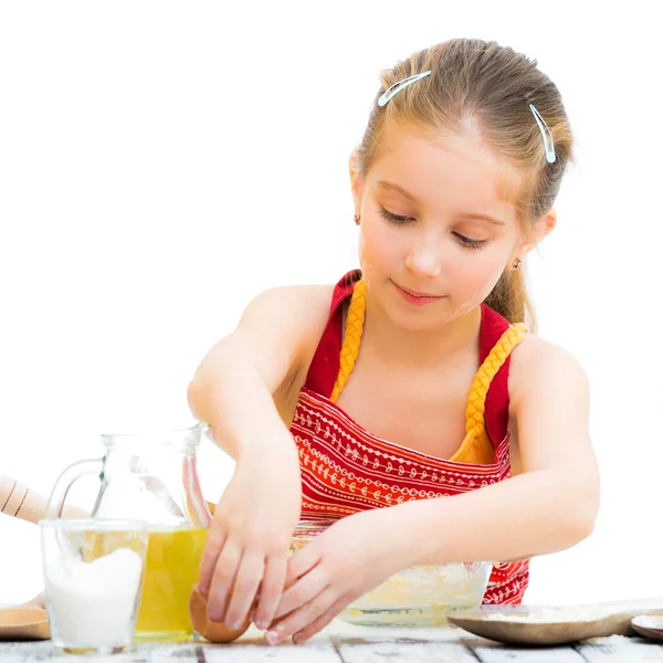 Ładny pomarańczowy llittle dziewczynka gotowanie — Zdjęcie stockowe
