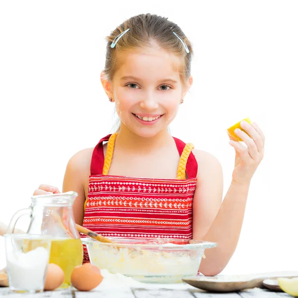 Cute llittle meisje koken — Stockfoto