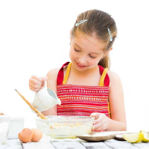 小さな女の子が生地を作って — ストック写真