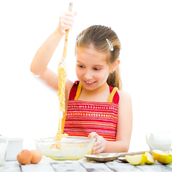 Kleines Mädchen macht Teig — Stockfoto