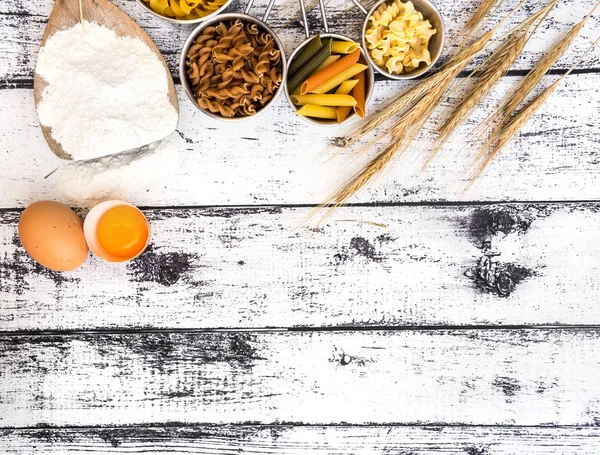 Pasta su tavolo di legno — Foto Stock