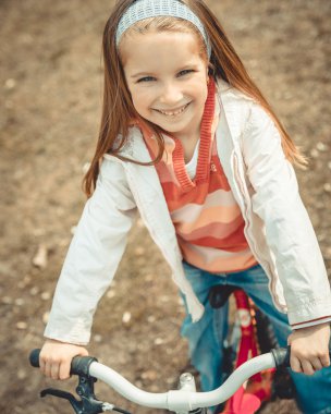 Bisikletli küçük kız