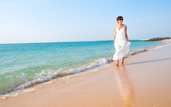 Brunetka kobiety na plaży — Zdjęcie stockowe