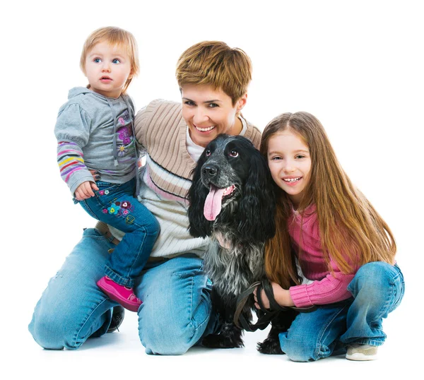 Família feliz com preto cocker spaniel — Fotografia de Stock