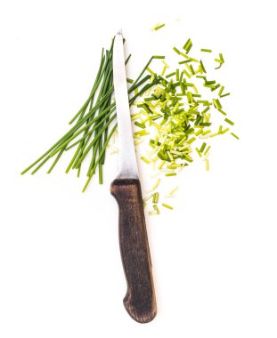 doğranmış yeşil soğan ve bıçak