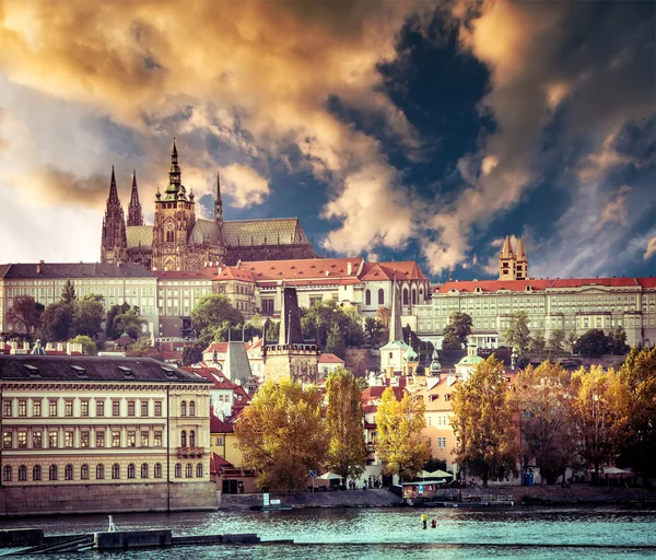 Vista da cidade velha e do castelo de Praga — Fotografia de Stock