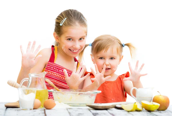 Monas hermanas pequeñas hornear en la cocina —  Fotos de Stock