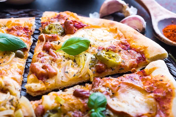 Smakelijke pizza — Stockfoto