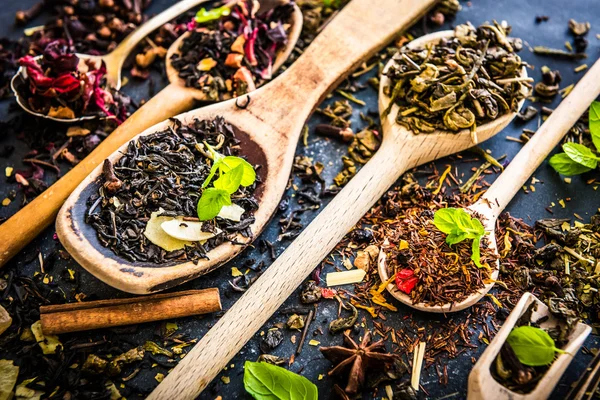 Té sobre mesa negra — Foto de Stock