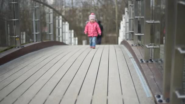 Детская ходьба — стоковое видео
