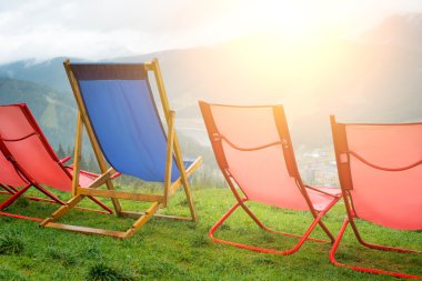 şezlong üstünde belgili tanımlık tepe