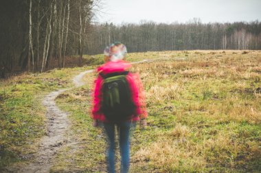 bir sırt çantası g kızla