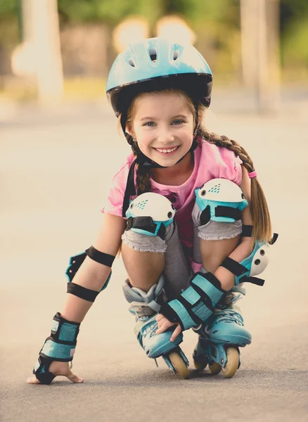 Menina em patins — Fotografia de Stock