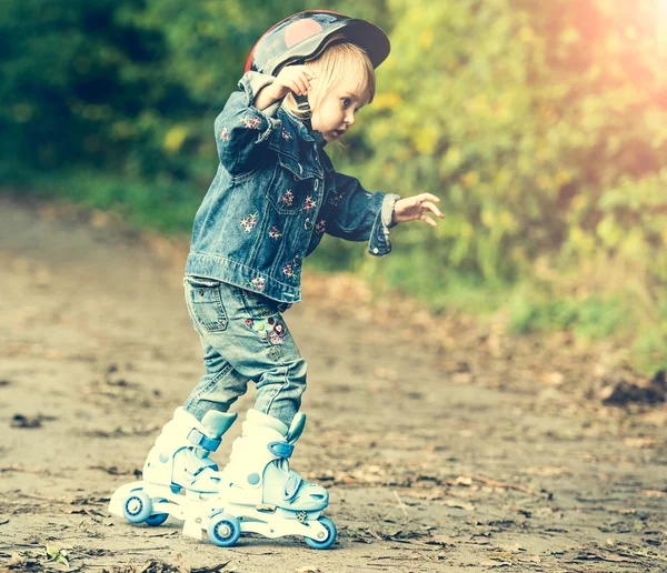 Liten flicka på rullskridskor — Stockfoto