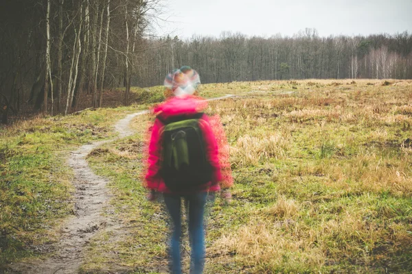 Menina com uma mochila g — Fotografia de Stock