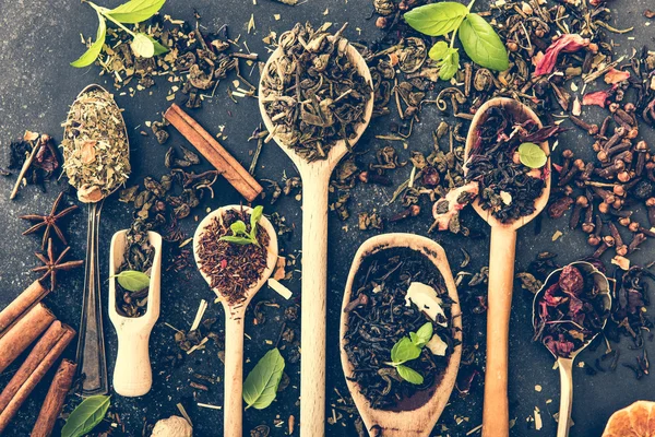 Té sobre mesa negra — Foto de Stock