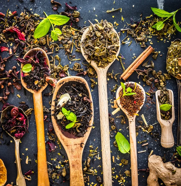 Té sobre mesa negra — Foto de Stock