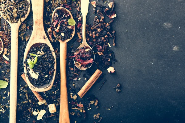 Té sobre mesa negra — Foto de Stock