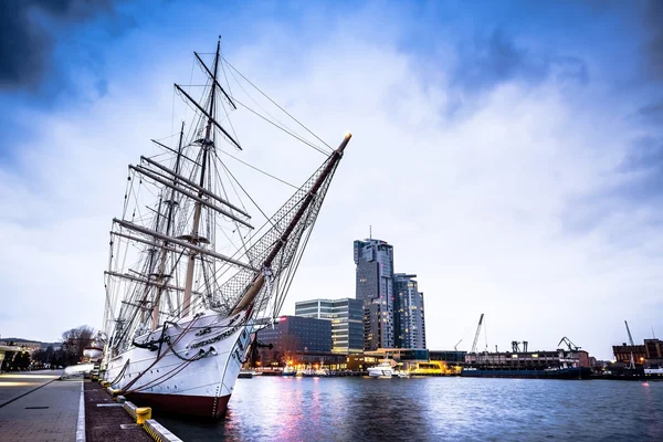 Polnisches Schiff in Gdynia angedockt — Stockfoto