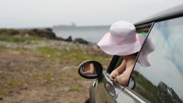 Niña en coche — Vídeos de Stock