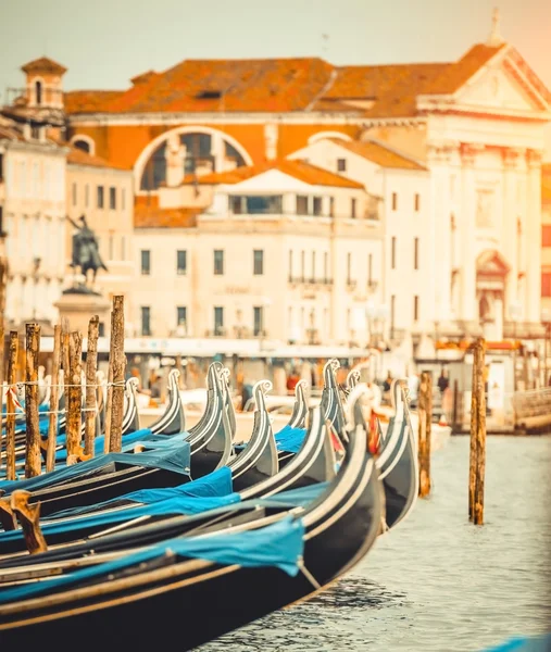 Gondeln in einem Kanal in Venedig — Stockfoto