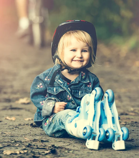 Liten flicka på rullskridskor — Stockfoto