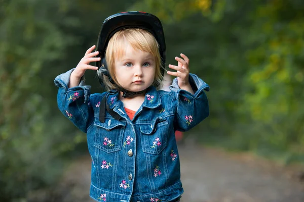 Meisje met helm — Stockfoto