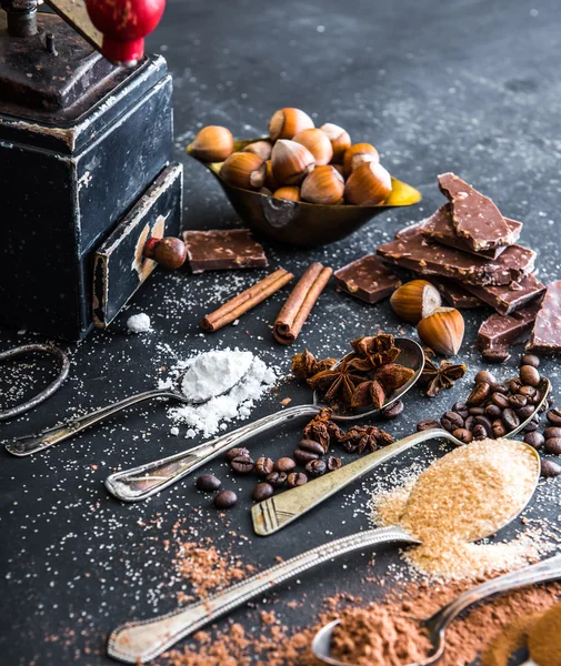 Las especias dulces y el chocolate a la mesa — Foto de Stock