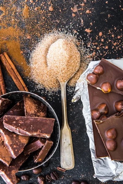 Las nueces en el chocolate y las especias a la mesa — Foto de Stock