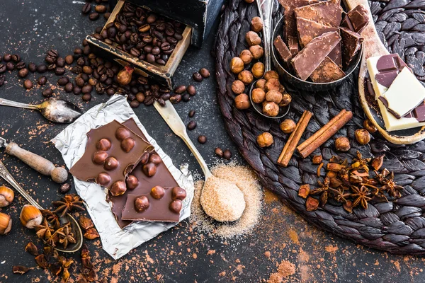 Cioccolato, cacao e spezie varie sul tavolo — Foto Stock