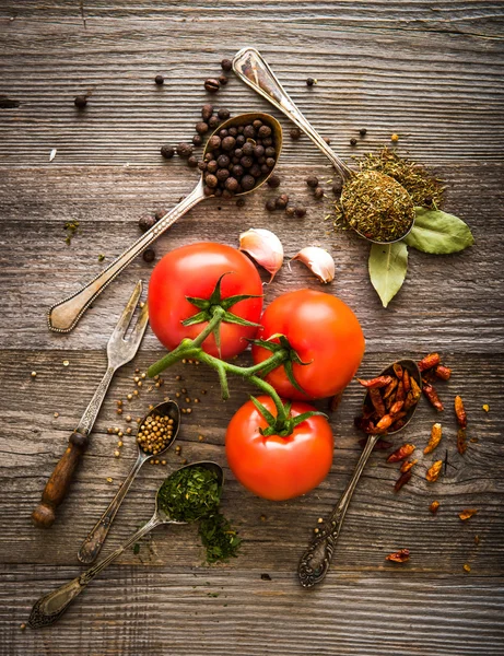 Tomates frescos e especiarias — Fotografia de Stock