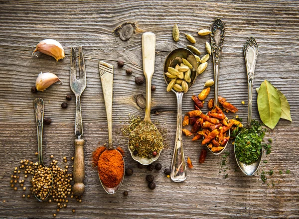 Kryddor i skedar på ett bord — Stockfoto