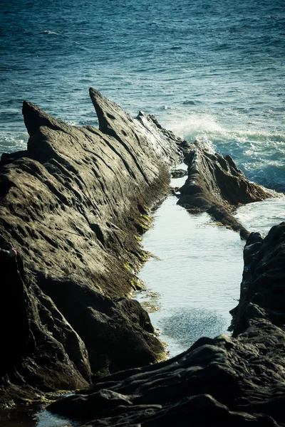 Acantilados en la costa — Foto de Stock