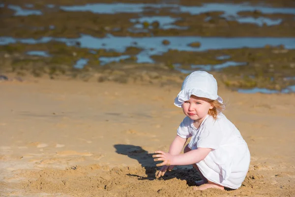 Little girl playing with sand — Stock Photo, Image