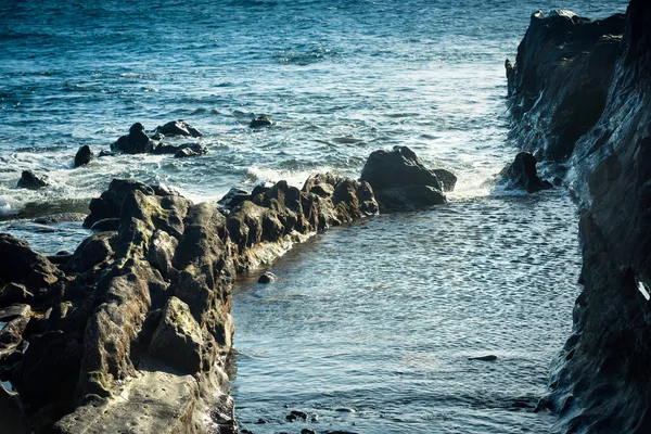 Acantilados en la costa — Foto de Stock