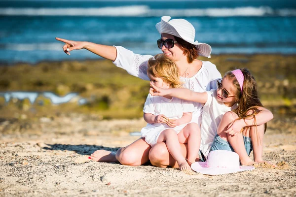 Mutter mit zwei Töchtern — Stockfoto